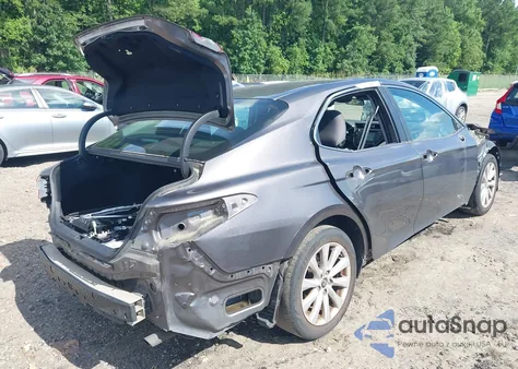 2018 Toyota Camry Le z USA, uszkodzony, nr VIN 4T1B11HK1JU677825